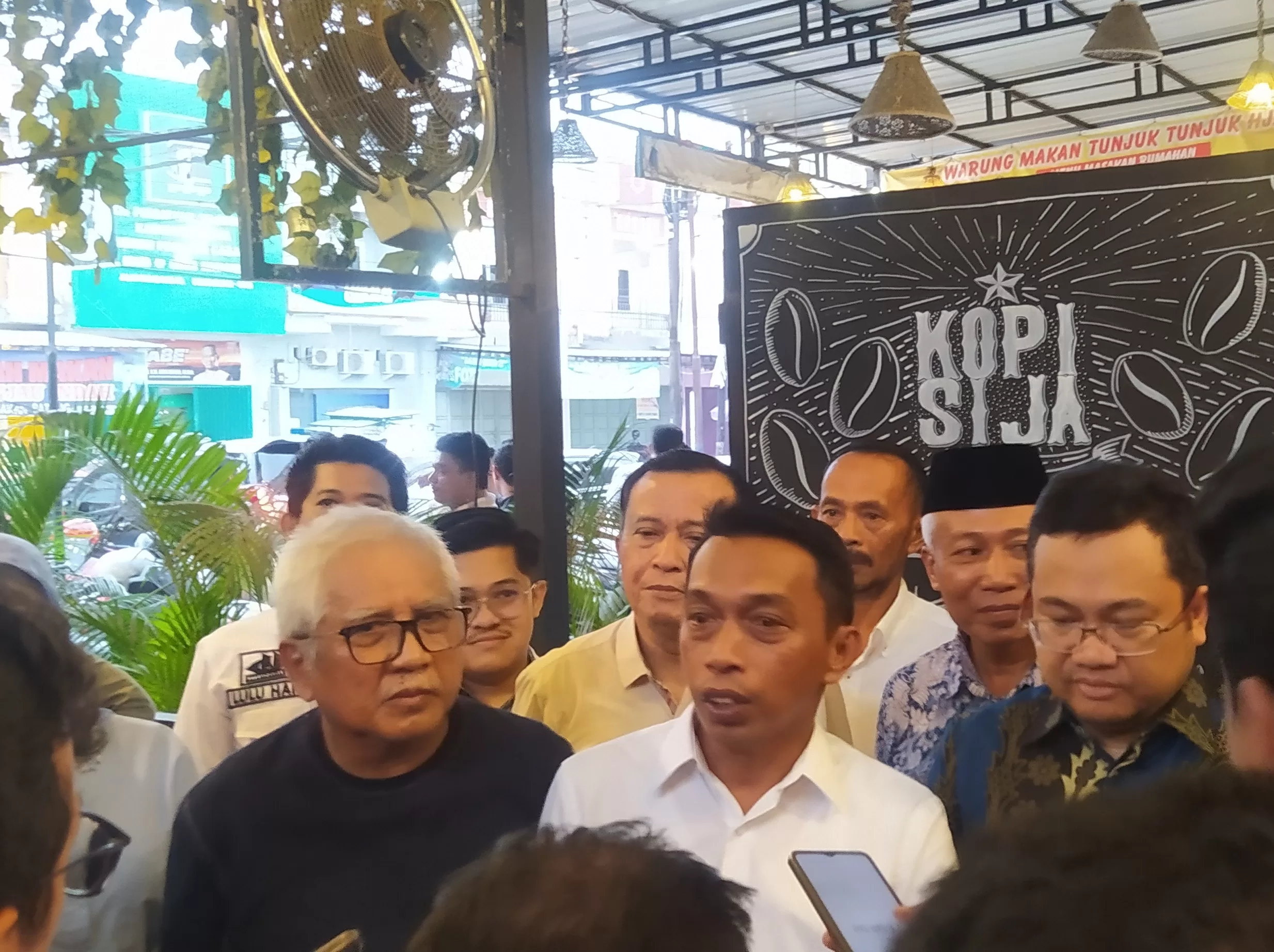 Himpun Kekuatan di Pilkada Gowa, DM Konsolidasi dengan elite NasDem dan Demokrat di Depan Kantor DPC PPP