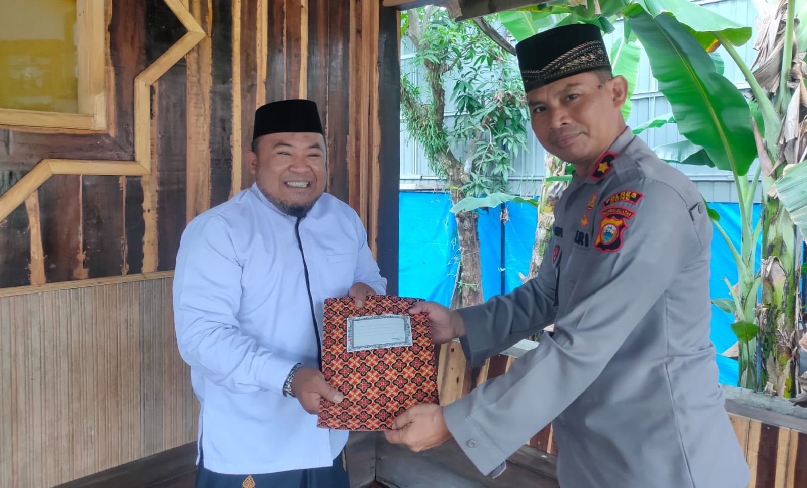 Berkah Bulan Ramadan, Wakapolres Sinjai Sambangi Pondok Pesantren dan Serahkan Bantuan