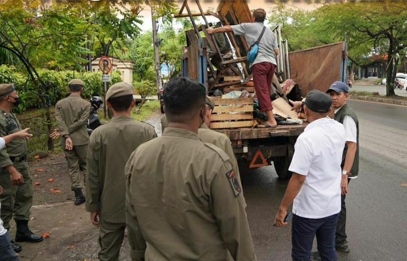 Jaga Ketentraman, Camat Tamalanrea Tertibkan PKL Nakal