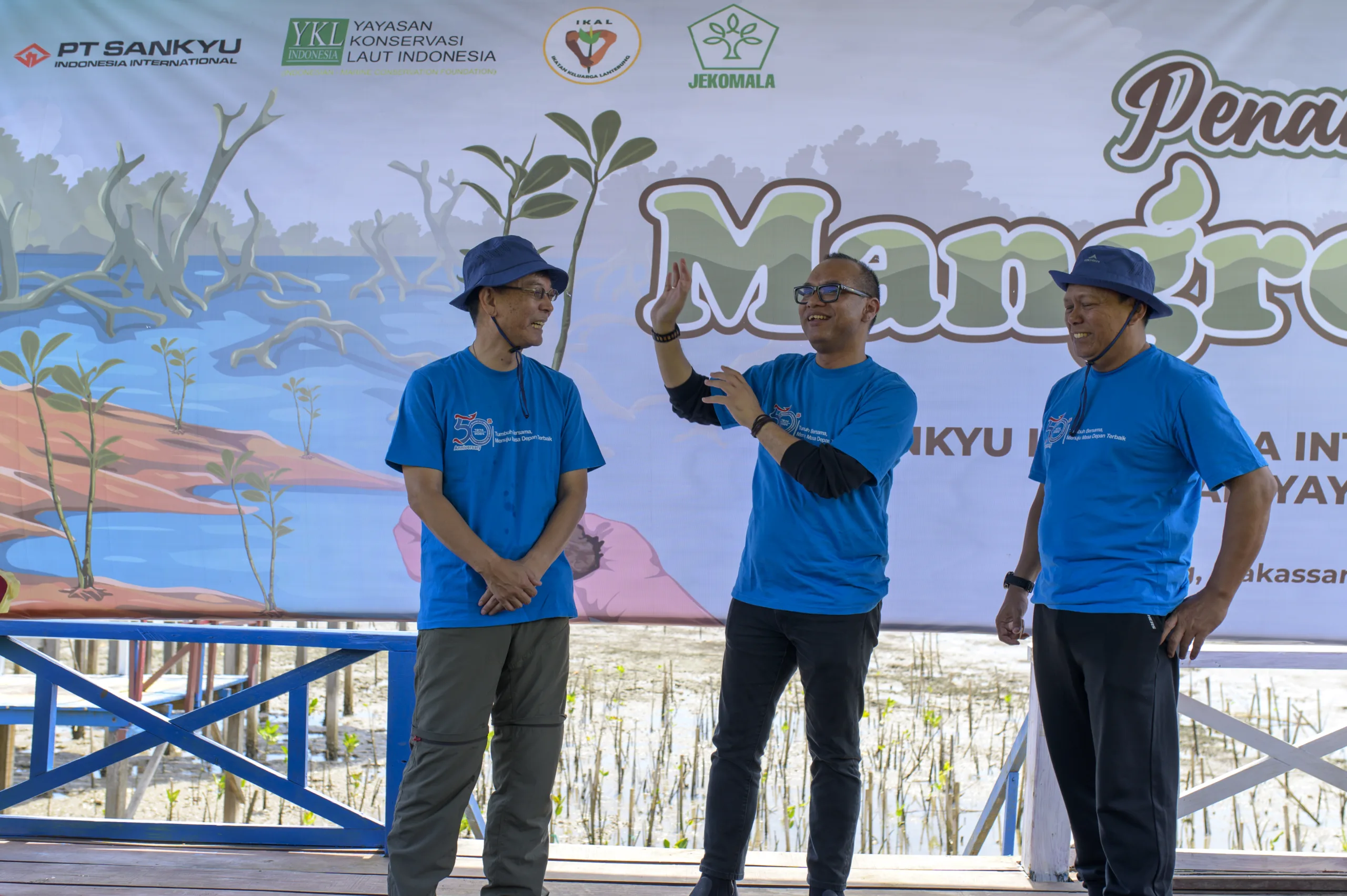 KEHATI-Sankyu Tanam 3.000 Bibit Mangrove di Makassar