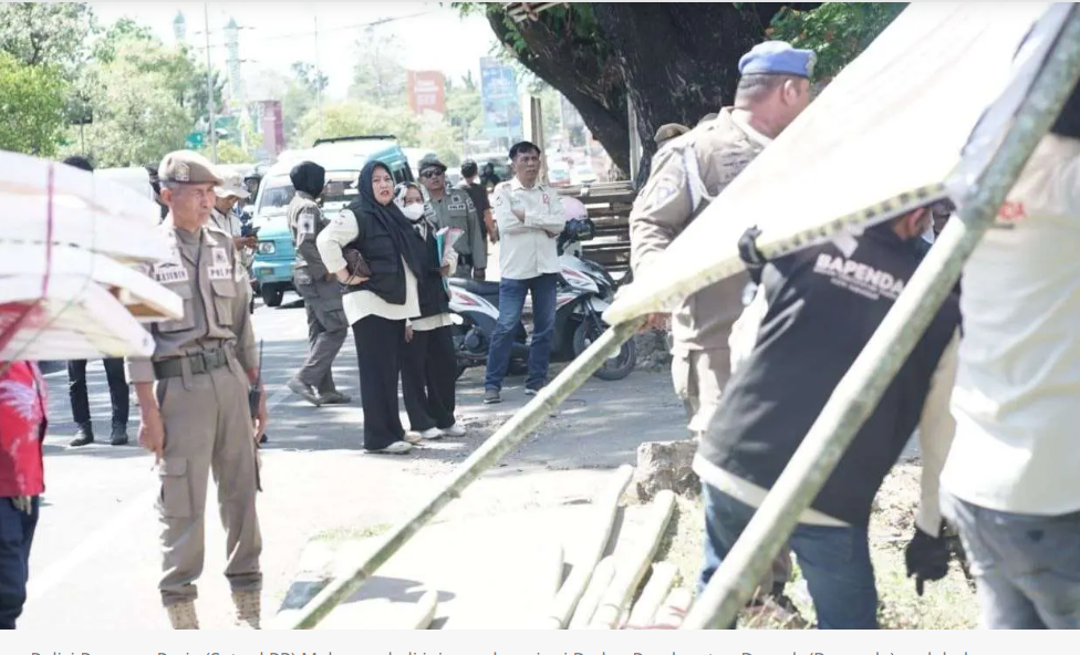 Satpol PP Bersama Bapenda Pasang Spanduk Wajib Pajak