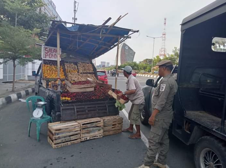 Satpol PP Makassar BKO Kecamatan Tamalate Tegur PK5 Secara Humanis