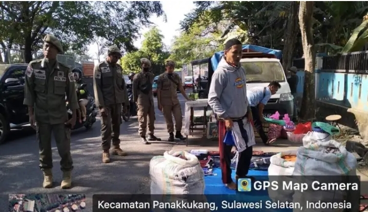 Satpol PP Tertibkan PK5 di Jalan Leimena