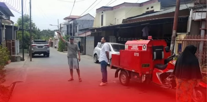 Camat Manggala Pantau Langsung Pendistribusian Air Bersih ke Rumah Warga