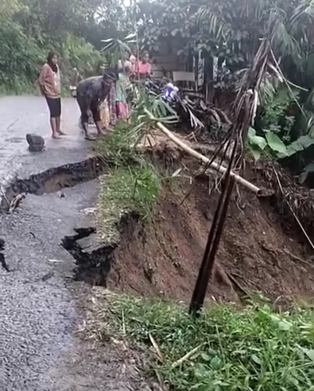 Poros Jalan Sinjai Tengah Terjadi Bencana Longsor, Begini Tindakan BPBD