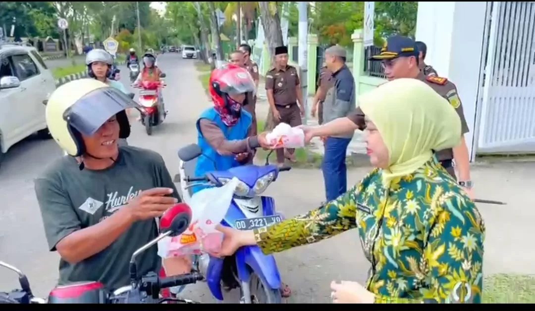 Berbagi Berkah, Kejari dan IAD Daerah Sinjai Bagi Takjil Gratis di Bulan Ramadan