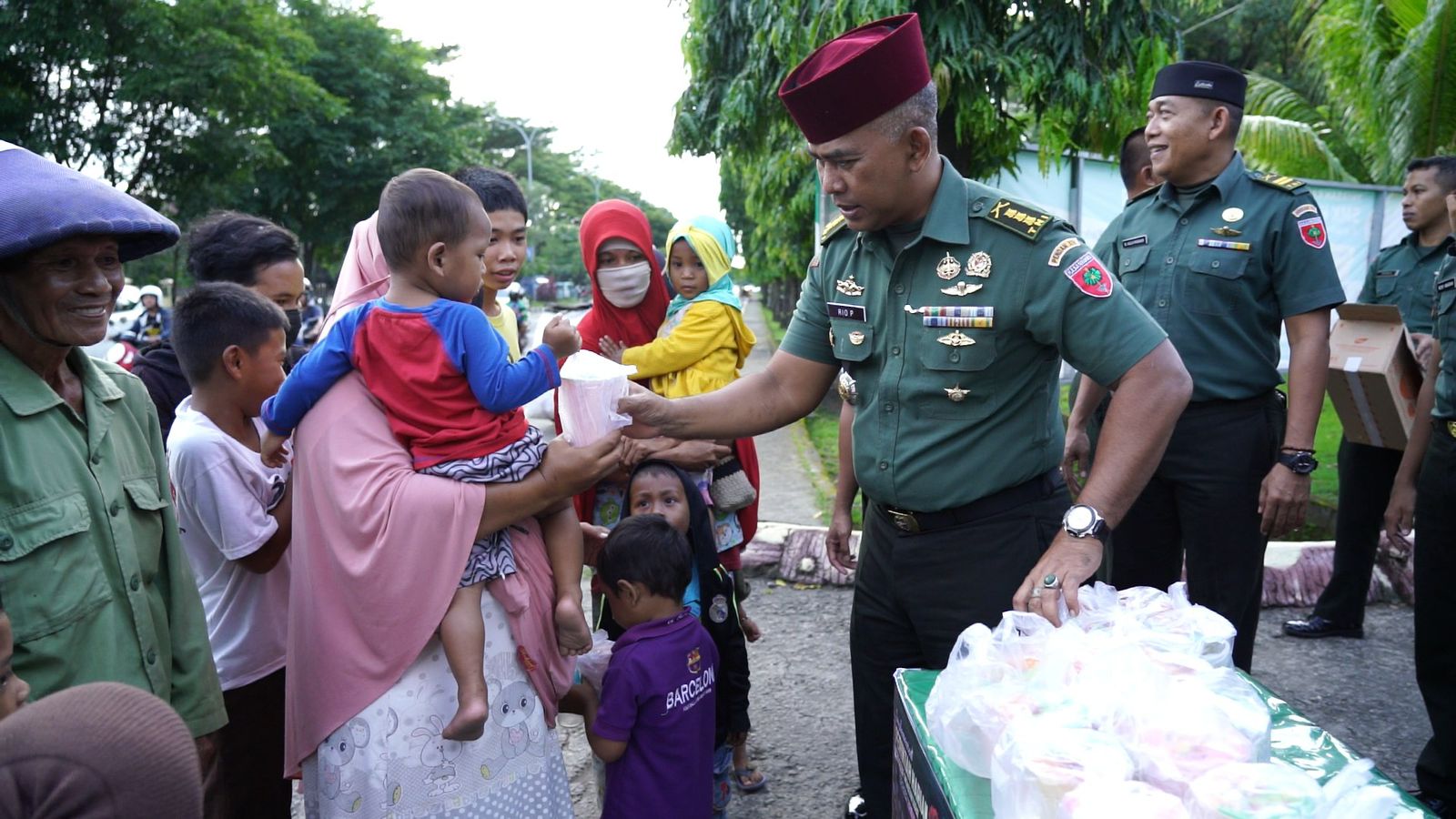 Pembagian Takjil Gratis Pererat Silaturahmi Pendam Hasanuddin dengan Masyarakat