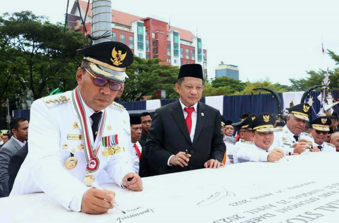 Bersama Ratusan Pimda di Anjungan Losari, Tito-Danny Teken Prasasti Hari Otda Ke-27