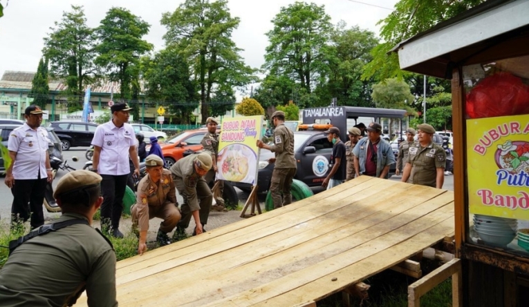 Patroli Gabungan, Camat Tamalanrea Tertibkan PKL