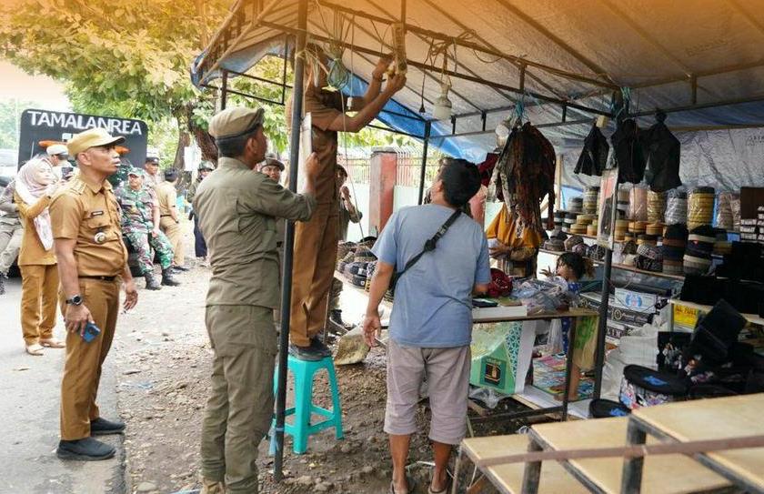 Camat Tamalanrea Tertibkan PKL di Jalan Poros Perintis Kemerdekaan