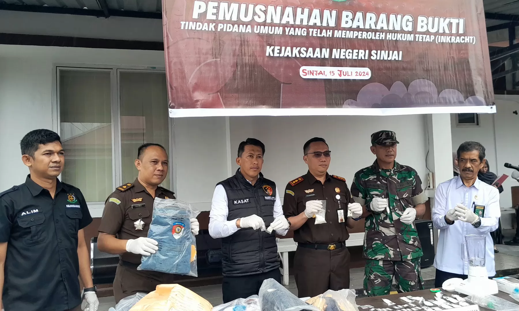 Kejari Sinjai Musnahkan Barang Bukti Perkara Tipidum, 23,01 Gram Sabu dan 200 Butir Obat Daftar G di Blender