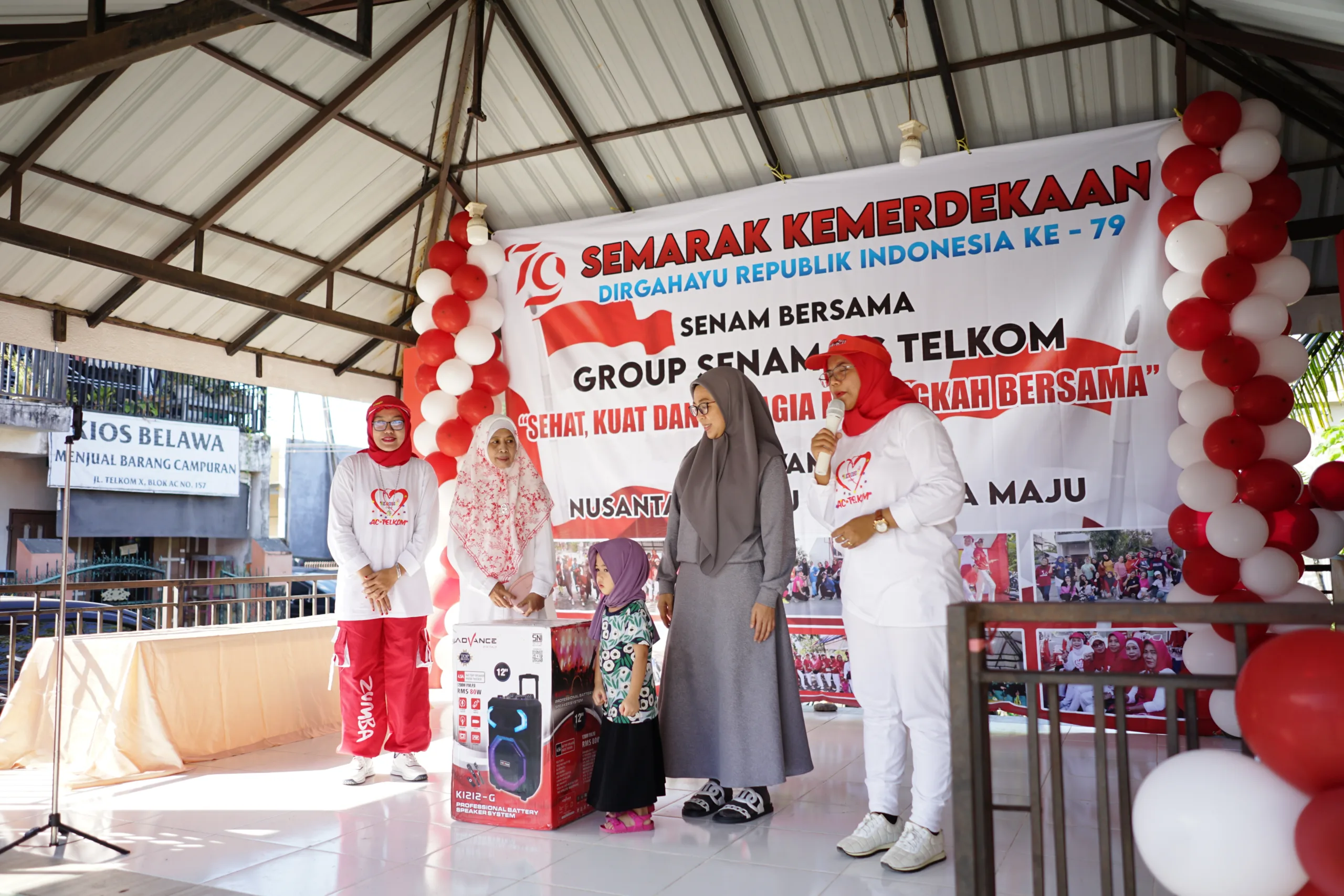 Senam Sehat Bersama Warga di Biringkanaya, Melinda Aksa Serahkan Hadiah