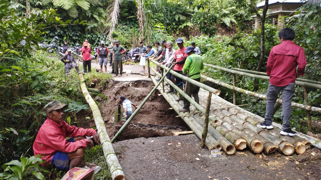 Jembatan Penghubung Dua Desa di Sinjai Borong Ambruk, Akses Warga Terputus