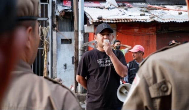 Camat Ujung Pandang Dampingi Satpol PP Tertibkan Lapak PK5