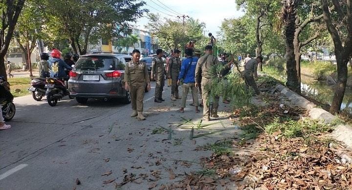 Satpol PP Kerja Bakti Bersihkan Jalan Metro Tanjung Bunga