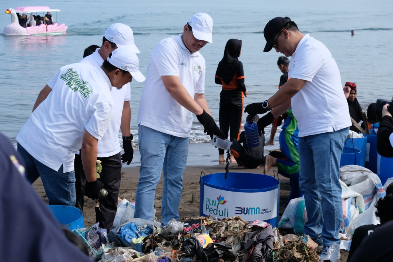 Hari Lingkungan Hidup Sedunia, PLN Inisiasi Program Bersih di 3 Pantai Kota Makassar