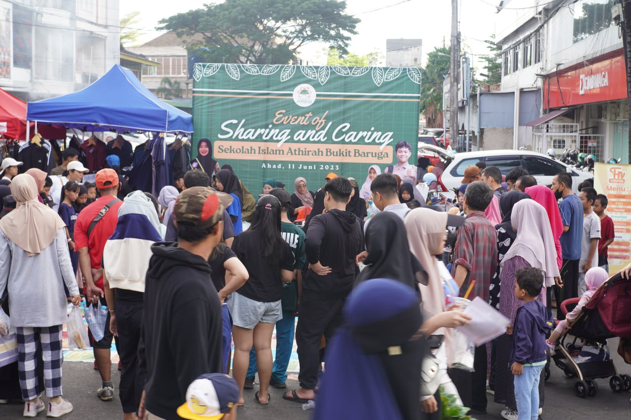 SMP Islam Athirah Bukit Baruga Ramaikan CFD Boulevard Lewat Aksi Peduli dan Berbagi