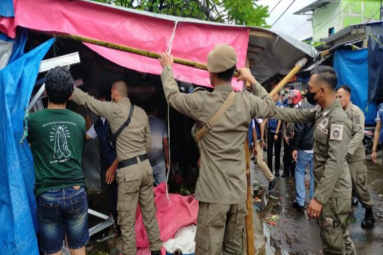 Satpol PP Makassar Tertibkan Pedagang yang Tempati Fasum Fasos