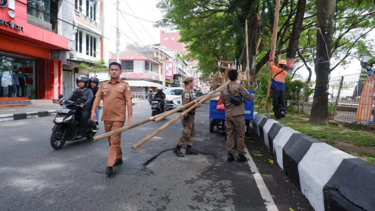 Satpol PP Makassar Bersihkan Sisa Sampah di Anjungan Pantai Losari