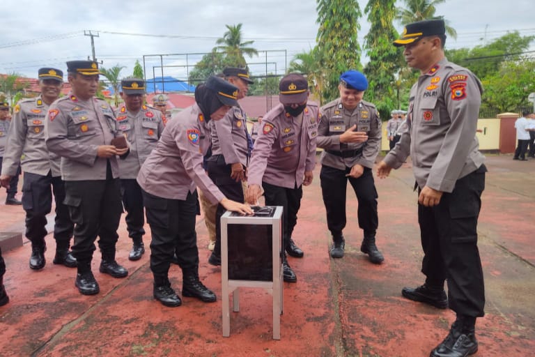 Giat Rutin Senin Pagi Polres Sinjai Usai Apel, Sisihkan Sedekah Buat Bantu Sesama