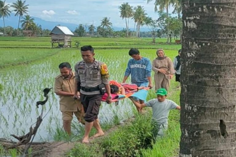 Aksi Polisi di Bulukumba Evakuasi Seorang Ibu Melahirkan yang Alami Pendarahan