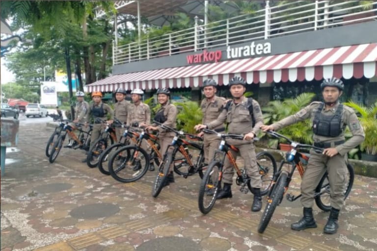 Tim Paronda Satpol PP Tertibkan PK5 yang Langgar Pedestrian