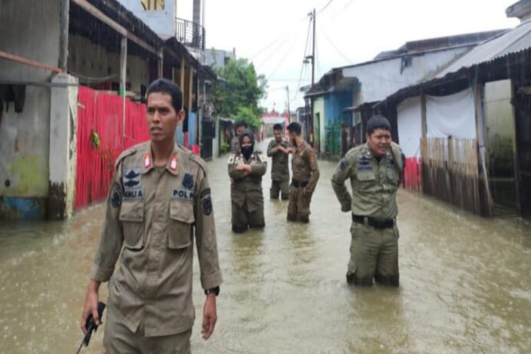 Satpol PP Turun Personel Evakuasi Korban Banjir