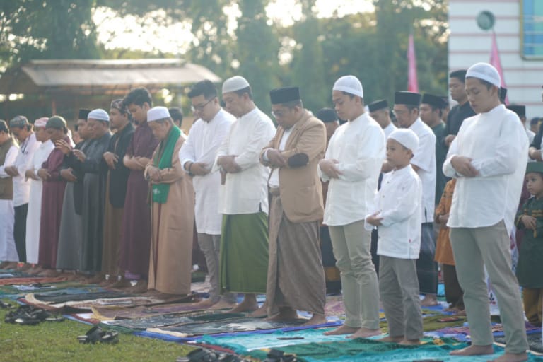 Lebaran Idul Adha, Ratusan Jemaah Padati Pelataran Kantor Pusat Semen Tonasa