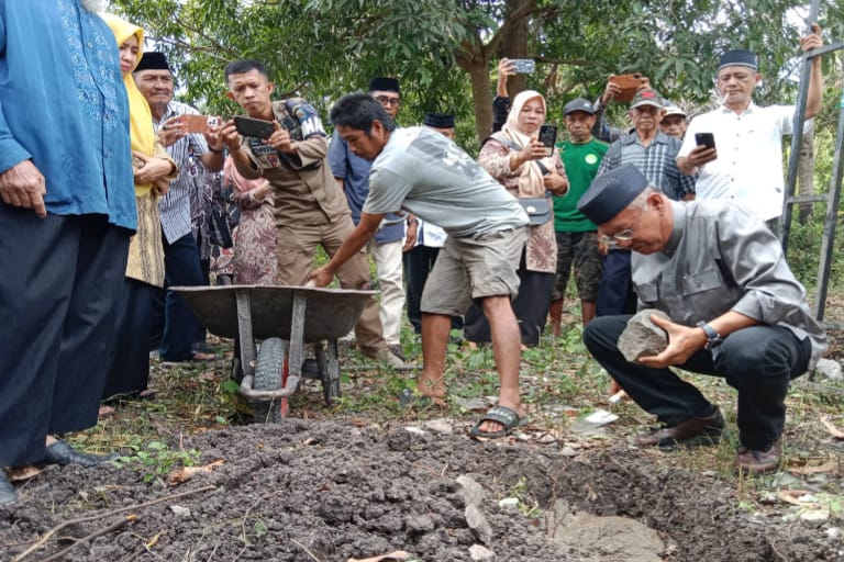 Penuh Haru, Bupati Jeneponto Letakkan Batu Pertama Wakaf Masjid Manarat Al-Irsyad di Bontotangnga