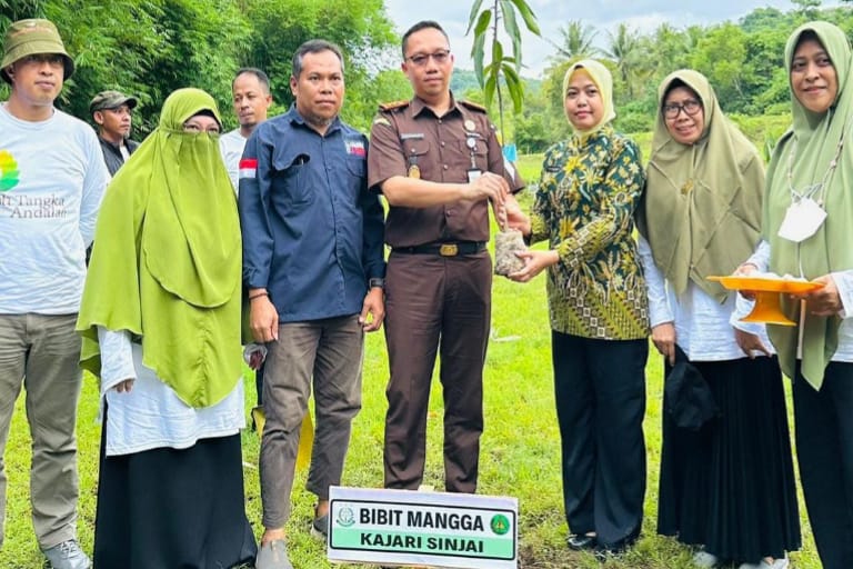 Tanam 500 Bibit Pohon Sambut HBA Ke-63, Begini Harapan Kajati Sulsel Melalui Kajari Sinjai