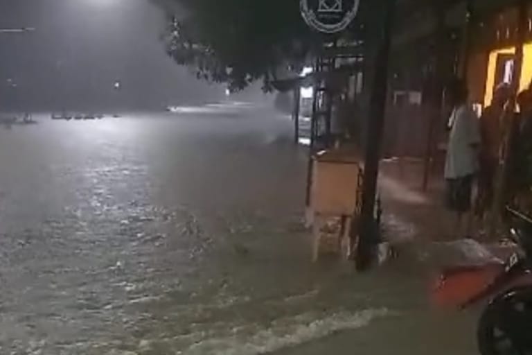 Hujan Deras Kembali Mengguyur Kota Sinjai, Jalan Tondong Lagi-Lagi terendam Banjir