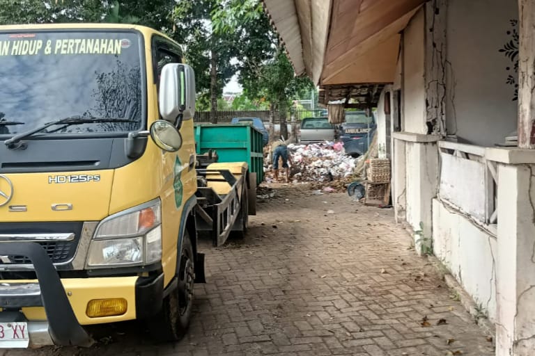 Ditegur Pimpinan, Kadis LHP Kerahkan Armada Angkut Sampah Kantoran