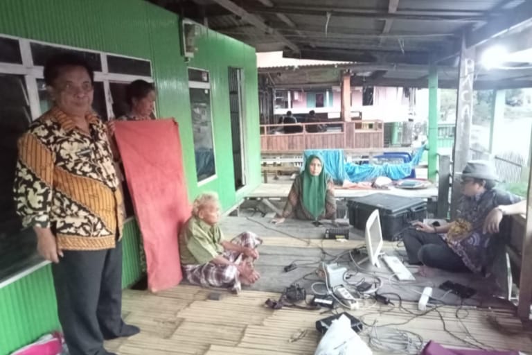 Atensi Perintah Pimpinan, Tim Jebol Disdukcapil Jeneponto Datangi Seorang Lansia yang Sakit di Jombe Perekaman