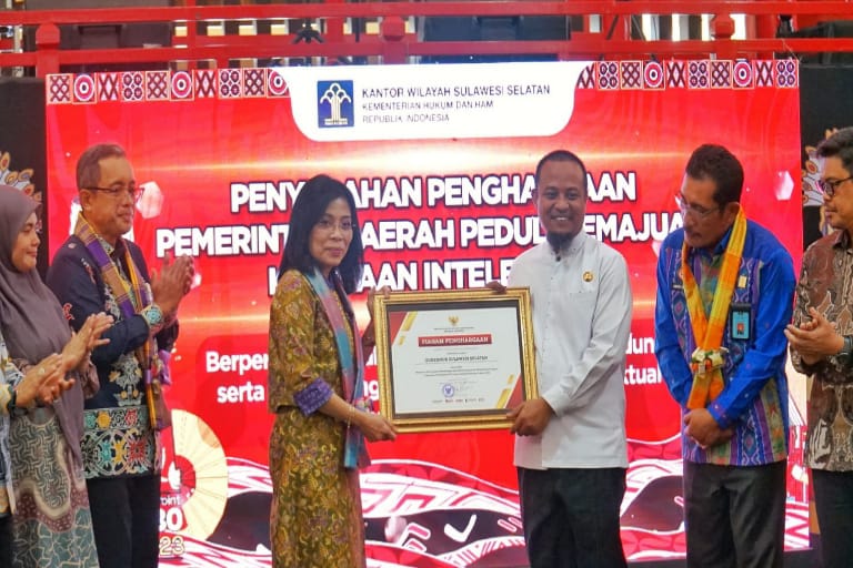 Berperan Aktif Mendukung Program Kekayaan Intelektual, Gubernur Sulsel Terima Penghargaan dari Menkumham