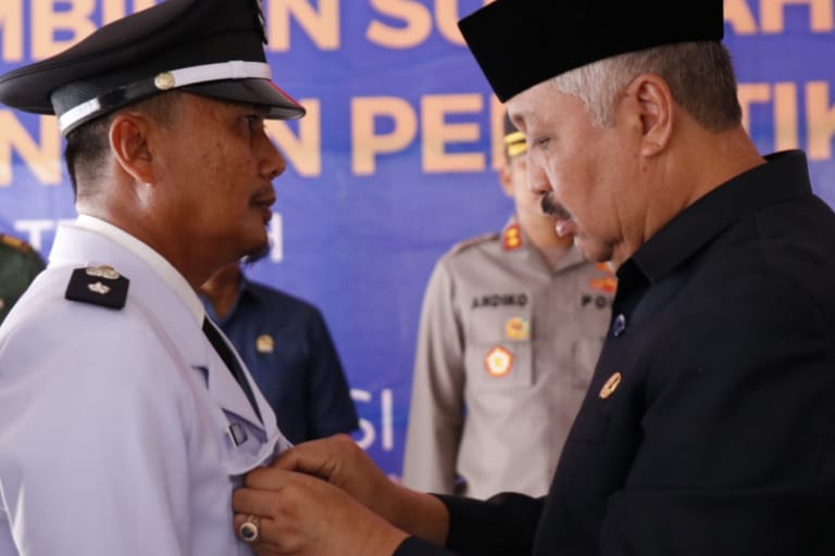 Lantik Kedes, Bupati Pinrang: Porgram Desa Wajib Ditulis di Papan Bicara