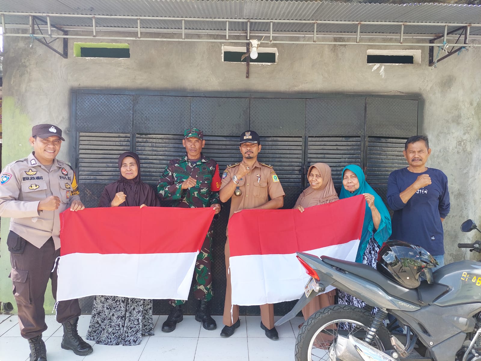 Sambut Hari Kemerdekaan, Kelurahan Biringere Sinjai Utara Bagikan Bendera Merah Putih ke Warga