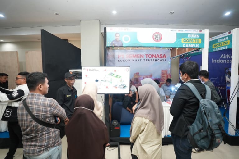 BUMN Goes to Campus, PT Semen Tonasa Pamerkan Maket Stacker Clay 5