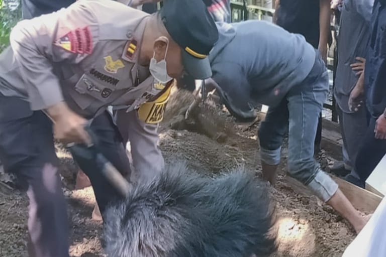 Kapolsek Pulau Sembilan Ikut Memakamkan Warga Meninggal Dunia