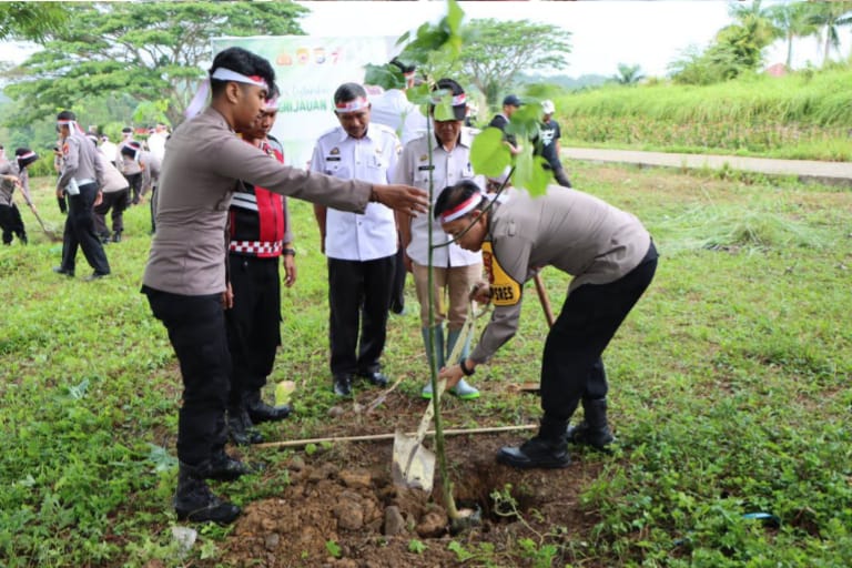 Wujudkan Lingkungan Hijau, Polres Enrekang Tanam 1.650 Pohon