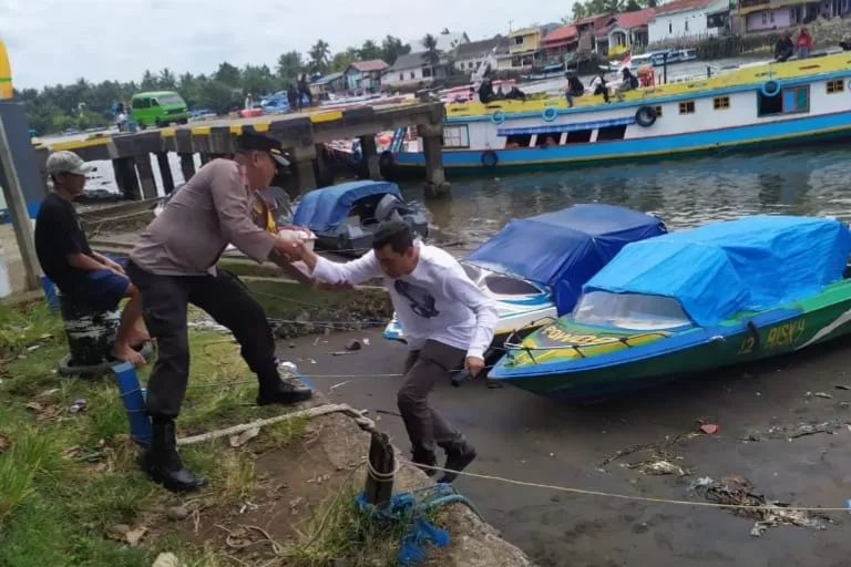 Begini Cara Kapolsek Pulau Sembilan Layani Warga Ketika Air Laut Surut