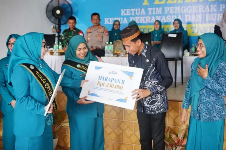 Kembangkan Rumah Gizi, Lurah Biru Bone Raih Penghargaan Ketua TP PKK Provinsi