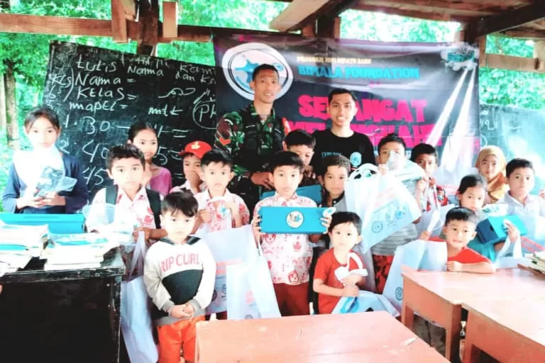 Babinsa Desa Puncak Bersama Tim Bimala Foundation Bagikan Sepatu ke Murid Sekolah 45 Kampung Boja