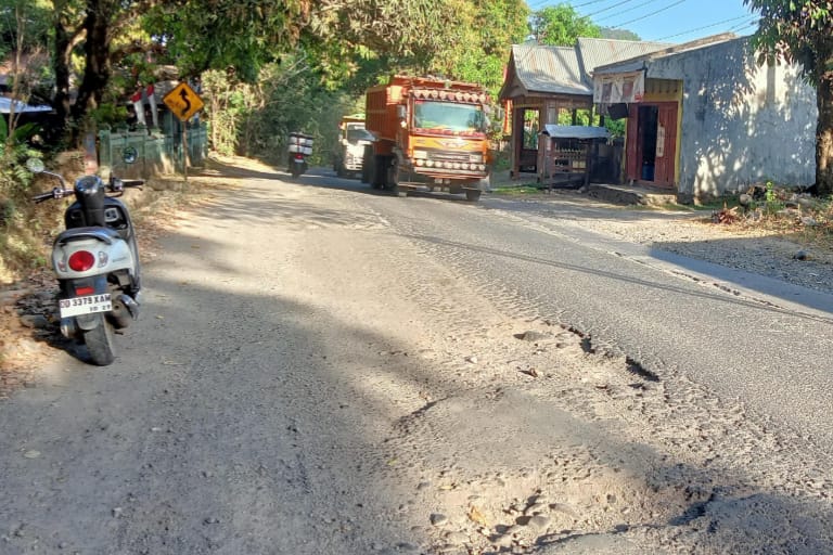 Pengendara Keluhkan Jalan Rusak di Ruas Sungguminasa-Malino