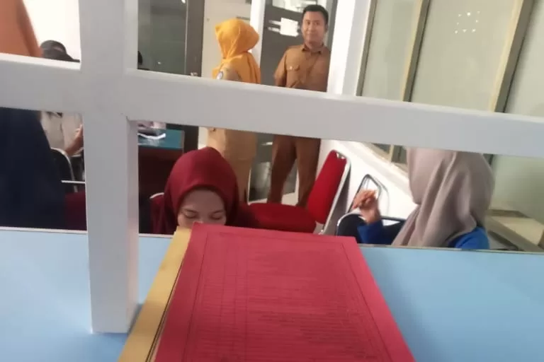 Miris! Siswa PKL di Dukcapil Bone Melayani Sambil Makan, Dokumen Warga Terbengkalai