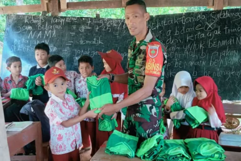 Inspiratif! Babinsa Ini Beri Bantuan Seragam Olahraga ke Murid SD 45 Jarak Jauh Kampung Boja