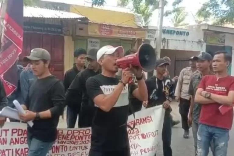 Warga Tamanroya dan PB DPRD Gelar Aksi, Desak Bupati Copot Direktur PDAM Jeneponto