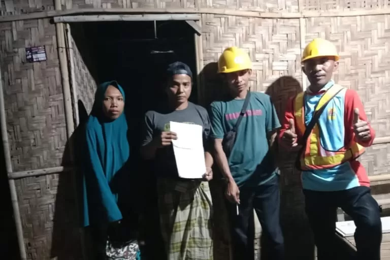 Puluhan Tahun Tak Nikmati Listrik, Warga Miskin Ini Terharu dapat Bantuan LUTD dari PLN Jeneponto