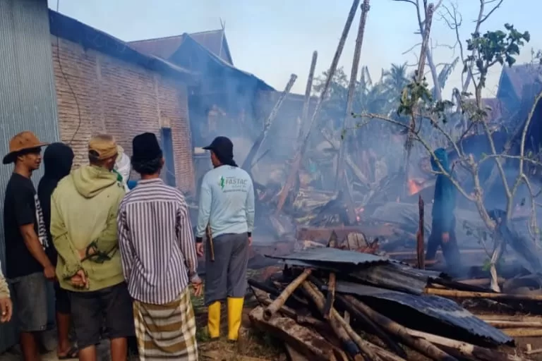 Jeneponto Darurat Kebakaran, Si Jago Merah Kembali Hanguskan 2 Rumah Panggung di Rumbia