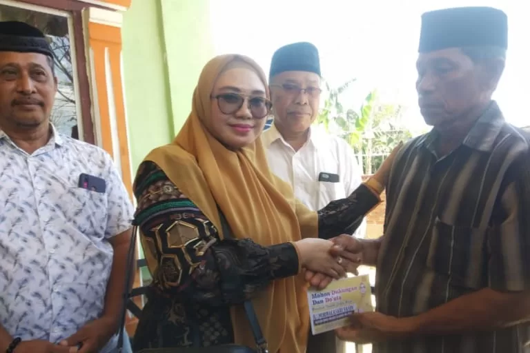 Nurmalasari Yasin Serahkan Bantuan Korban Kebakaran di Barru