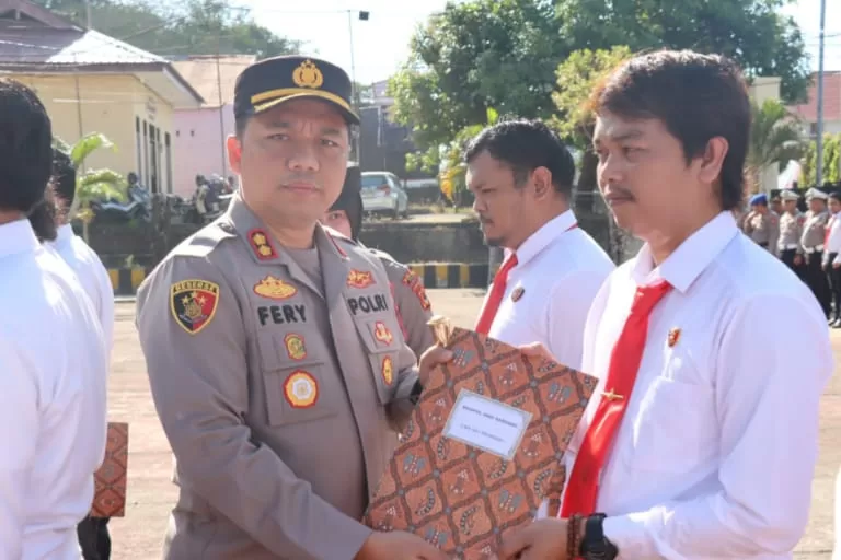 10 Personel Sat Reskrim Berprestasi Dapat Reward dari Kapolres Fery